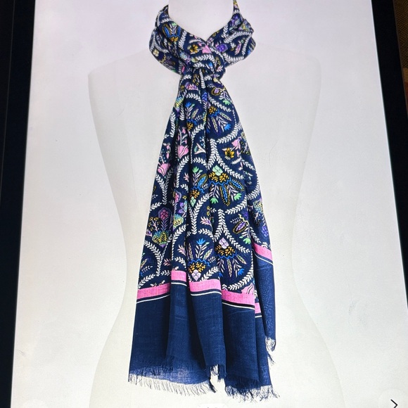 🧣TALBOTS SCALLOPED FLORAL OBLONG SCARF 🧣 NWT 🧣 - Picture 1 of 16